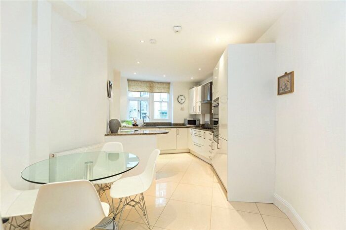 3 Bedroom Flat To Rent In Clarence Gate Gardens, Glentworth Street, NW1