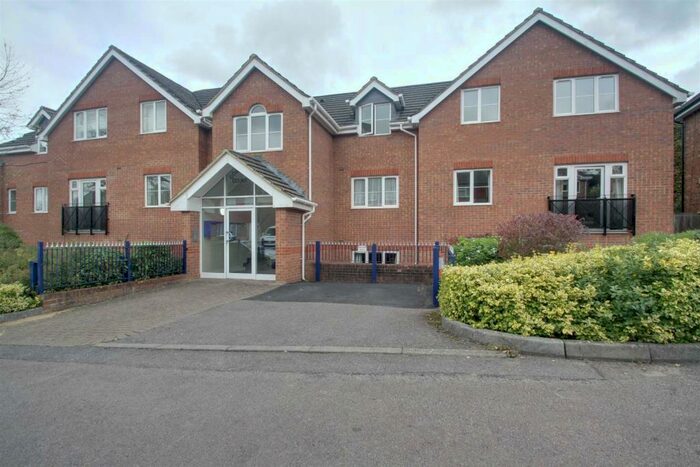 2 Bedroom Apartment To Rent In Cobbetts Ride, Tring, HP23