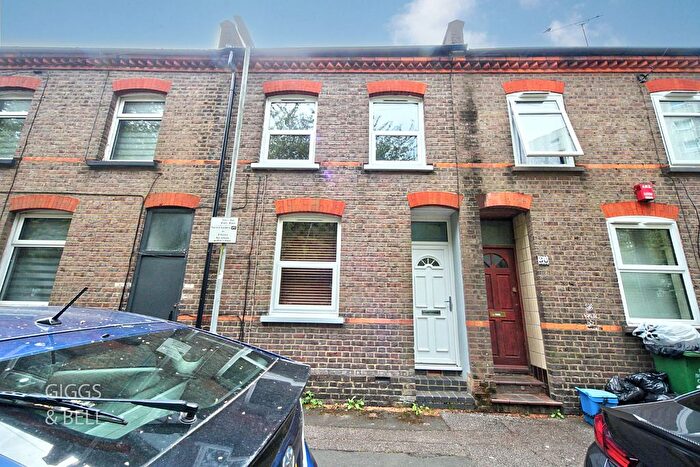 3 Bedroom Terraced House For Sale In Kingsland Road, Luton, Bedfordshire, LU1