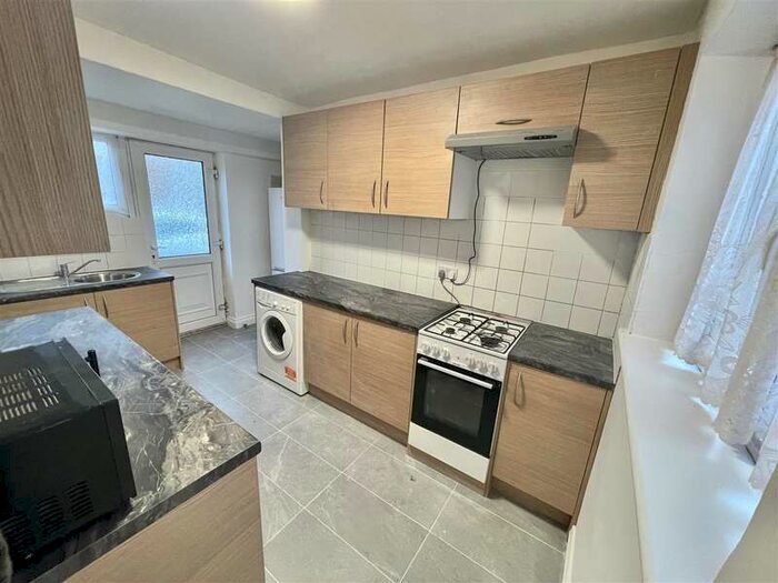 Maisonette Flat To Rent In Everton Drive, Stanmore, HA7