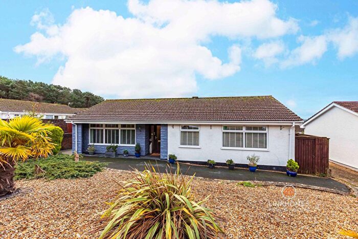 3 Bedroom Bungalow For Sale In Hillside Drive, Christchurch, BH23