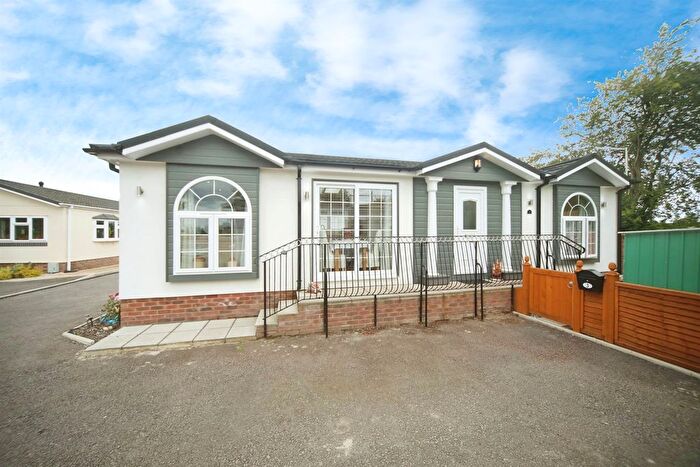 2 Bedroom Mobile/park Home For Sale In Station Road, Norton Fitzwarren, Taunton, TA2