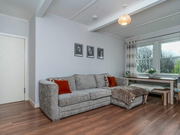 2 Bedroom Flat To Rent In Boswall Avenue, Edinburgh, EH5