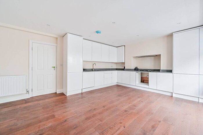 3 Bedroom Flat To Rent In Limes Grove, Lewisham, London, SE13