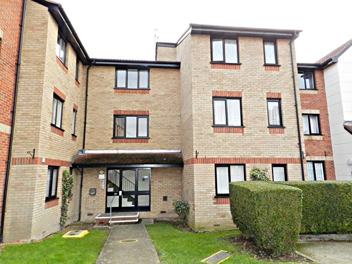 1 Bedroom Flat To Rent In Magpie Close, EN1