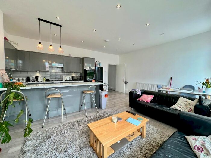 4 Bedroom Flat To Rent In Louiseville Road, Tooting Bec, SW17