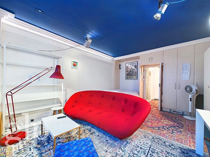 Studio To Rent In Phoenix House, - Charing Cross Road, London, Greater London, WC2H