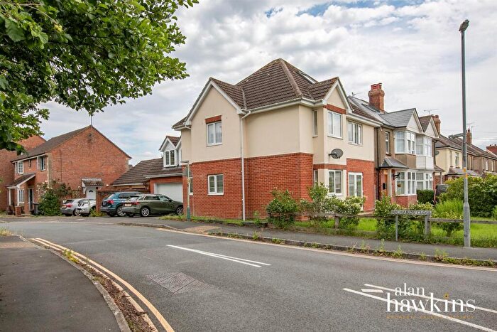 5 Bedroom Detached House For Sale In New Road, Wootton Bassett, SN4