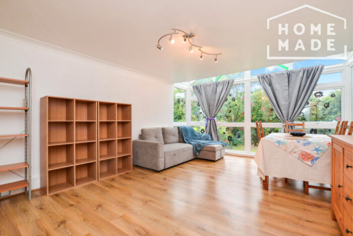 3 Bedroom Flat To Rent In Pendlebury House, SE18