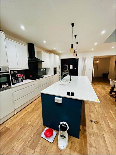 4 Bedroom Semi-detached House To Rent In Russell Lane, London, N20