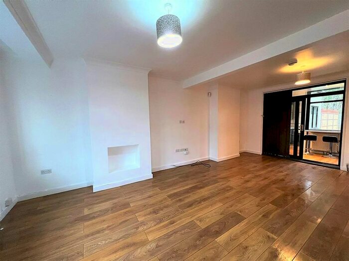3 Bedroom Terraced House To Rent In Amersham Avenue, London, N18