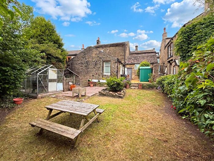 2 Bedroom Detached House For Sale In Stainland Road, Stainland, HX4