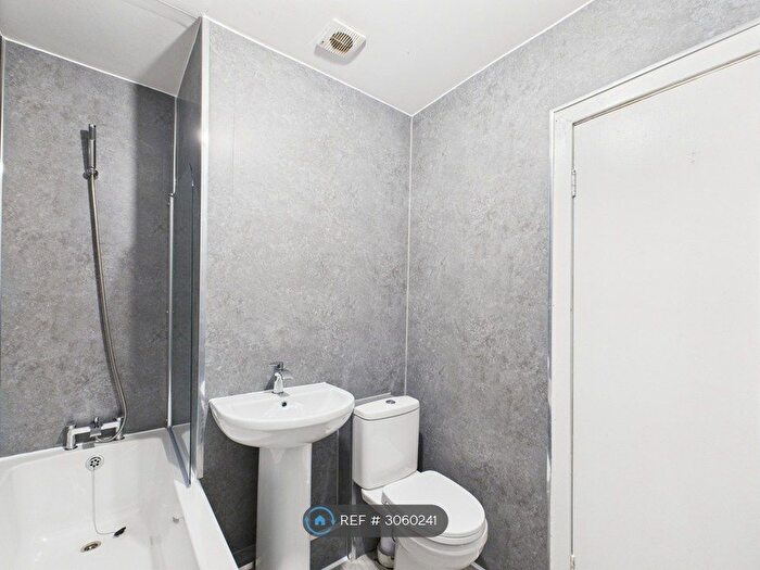 2 Bedroom Flat To Rent In Causeyside St, Paisley, PA1