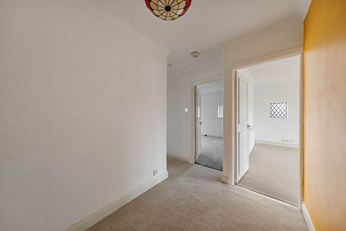 2 Bedroom Flat For Sale In Forest Court, Wanstead, E11