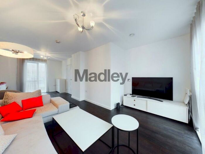 4 Bedroom Town House To Rent In Corner Mead, London, NW9