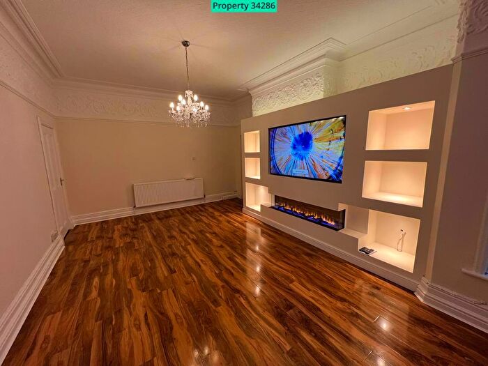 2 Bedroom Flat To Rent In Street Lane, Leeds, LS8