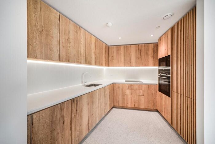 2 Bedroom Apartment To Rent In Cendal Crescent London, E1