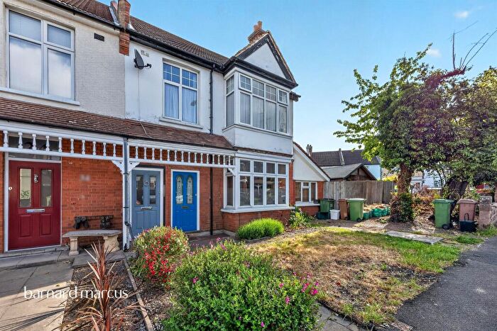 2 Bedroom Maisonette For Sale In Parkgate Road, Wallington, SM6
