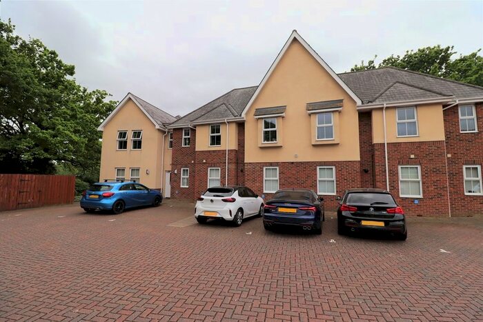 2 Bedroom Flat To Rent In Weir Gardens, Rayleigh, SS6