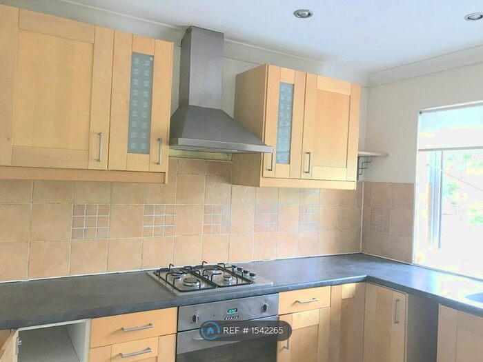 2 Bedroom Flat To Rent In Willow House, Wokingham, RG41