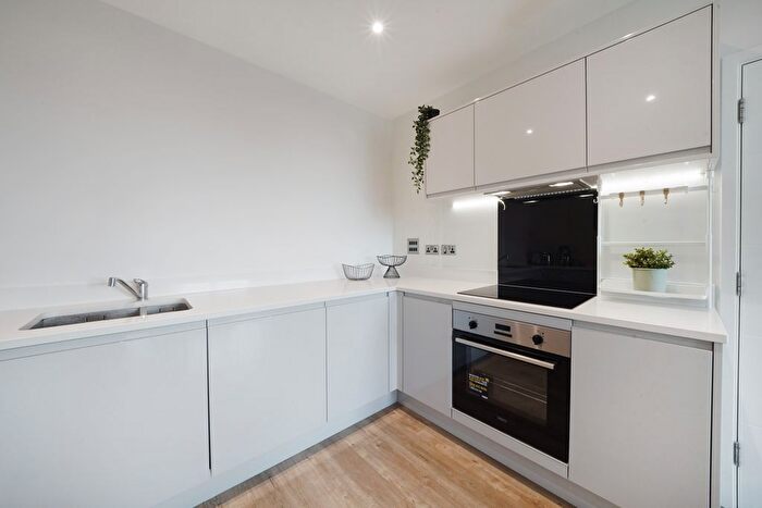 2 Bedroom Flat To Rent In Chailey Place, Hayes, UB3
