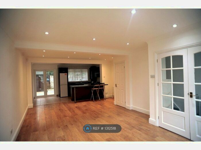 4 Bedroom Semi-Detached House To Rent In Woodlands Road, London, N9