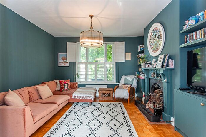 3 Bedroom Maisonette For Sale In Turners Road, Mile End, E3