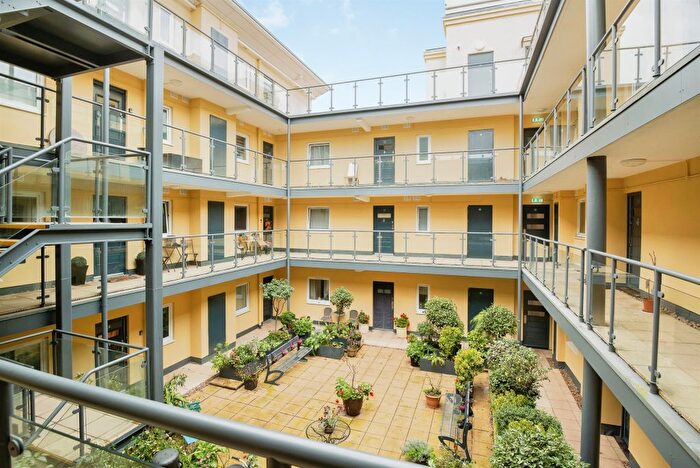 3 Bedroom Flat For Sale In Bute Crescent, Cardiff, CF10