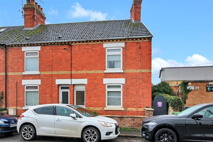 2 Bedroom End Of Terrace House For Sale In High Street, Wollaston, Wellingborough, NN29