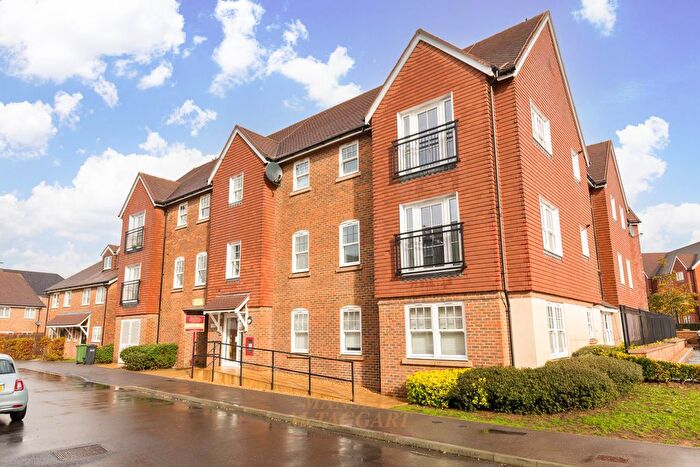 2 Bedroom Flat For Sale In Brocklehurst Way, Snipe Court, RH6