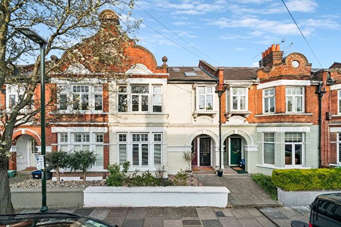 3 Bedroom Maisonette For Sale In Cowley Road, SW14