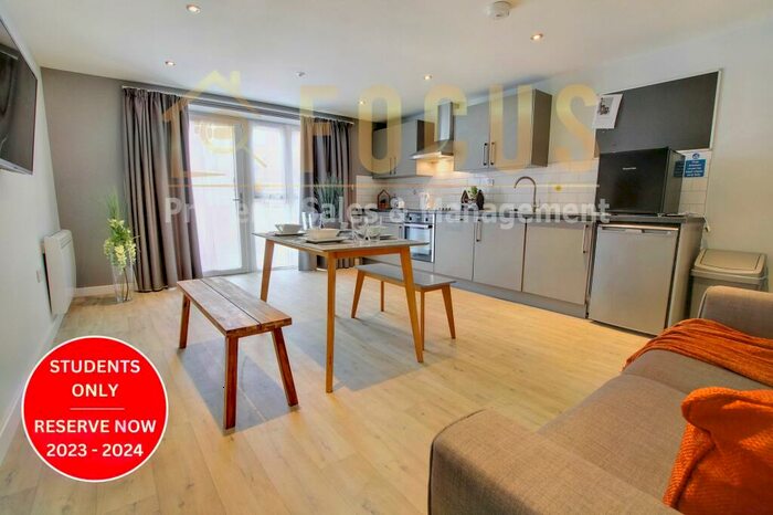 2 Bedroom Town House To Rent In Clarendon Park Road, Leicester, LE2