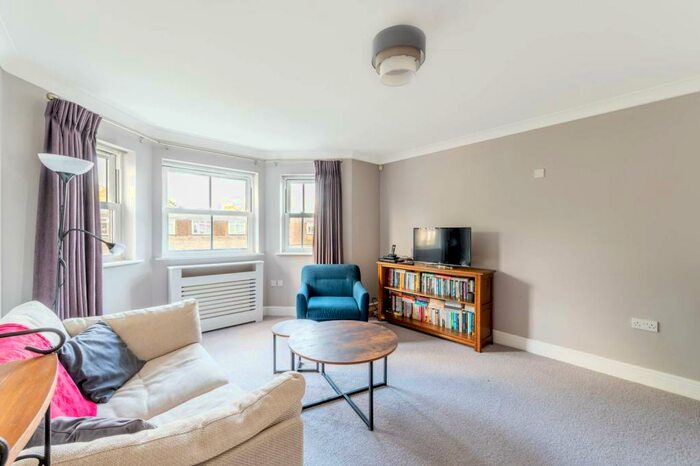 2 Bedroom Flat To Rent In Martell Road, West Dulwich, London, SE21