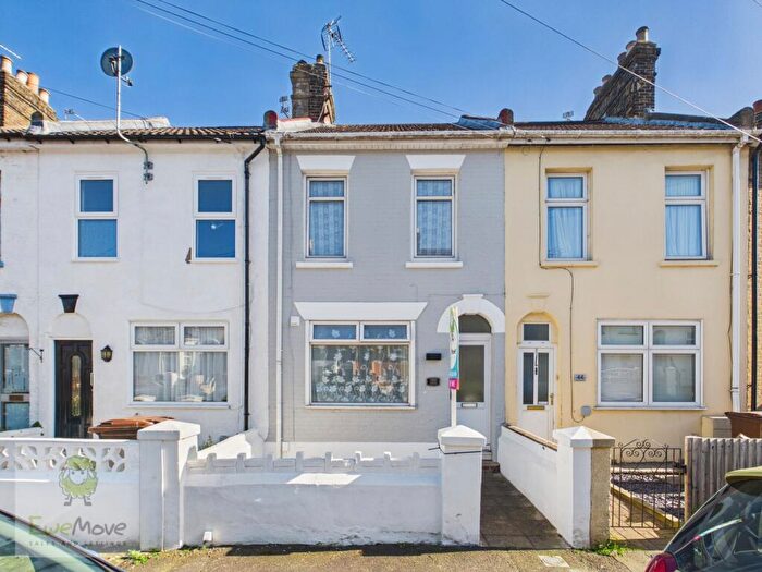 3 Bedroom Terraced House For Sale In Gordon Road, Rochester, ME2