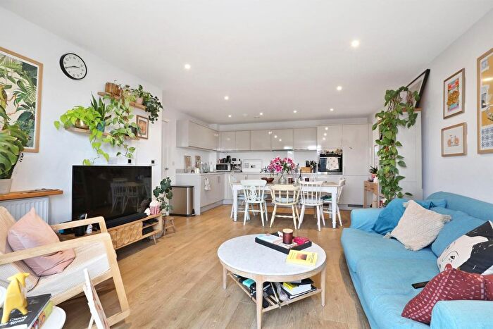 2 Bedroom Flat For Sale In Lomond Grove, London, SE5