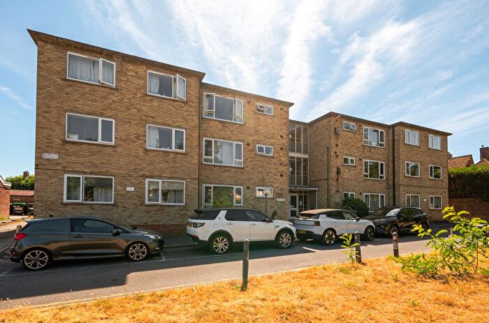 3 Bedroom Flat For Sale In London Road, Guildford, Surrey, GU4