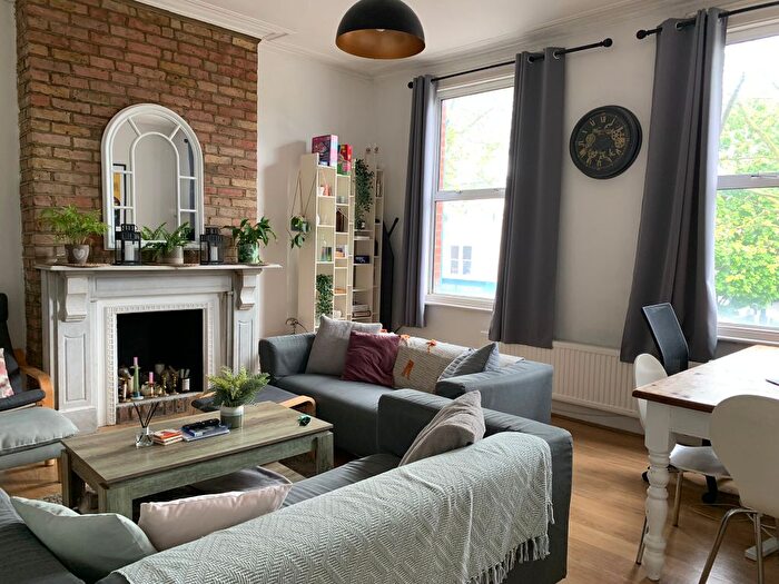 3 Bedroom Maisonette To Rent In Kew Road, Richmond, TW9