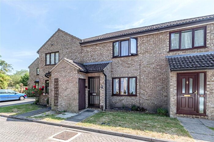 1 Bedroom Flat For Sale In Countisbury Gardens, Addlestone, Surrey, KT15