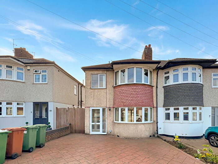 3 Bedroom Semi-Detached House For Sale In Sutherland Avenue, Welling, DA16