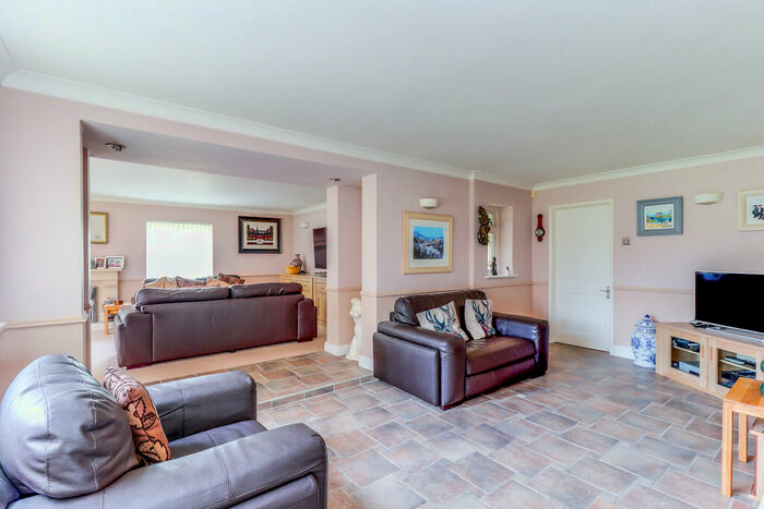 4 Bedroom Chalet For Sale In Osborne Road, Bowers Gifford, SS13