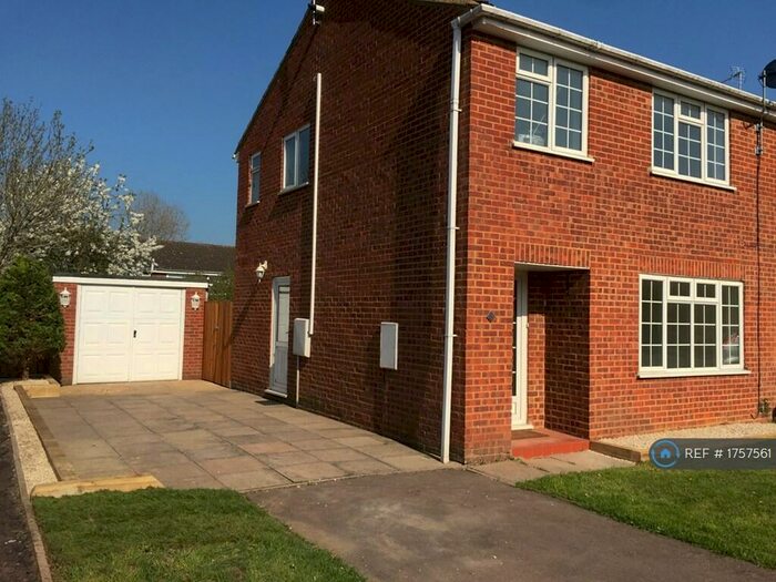 4 Bedroom Semi-Detached House To Rent In Otters Brook, Buckingham, MK18