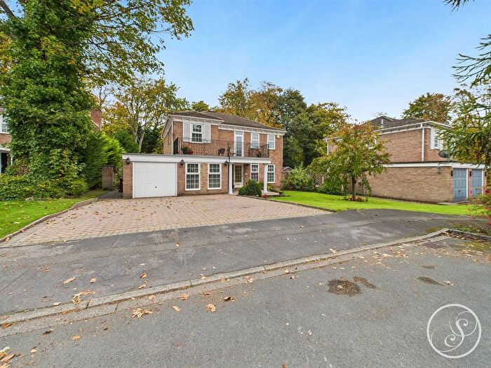 4 Bedroom Detached House For Sale In Grangewood Gardens, Leeds, LS16