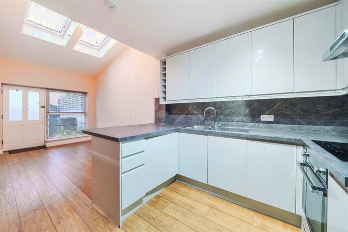 1 Bedroom Flat To Rent In Backwater Place, Kingston Upon Thames, KT1