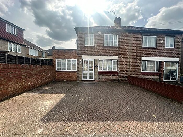 4 Bedroom Property To Rent In Chaucer Avenue, Hayes, UB4