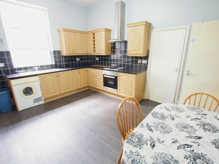 2 Bedroom Flat To Rent In Ashburnham Grove, Bradford, BD9