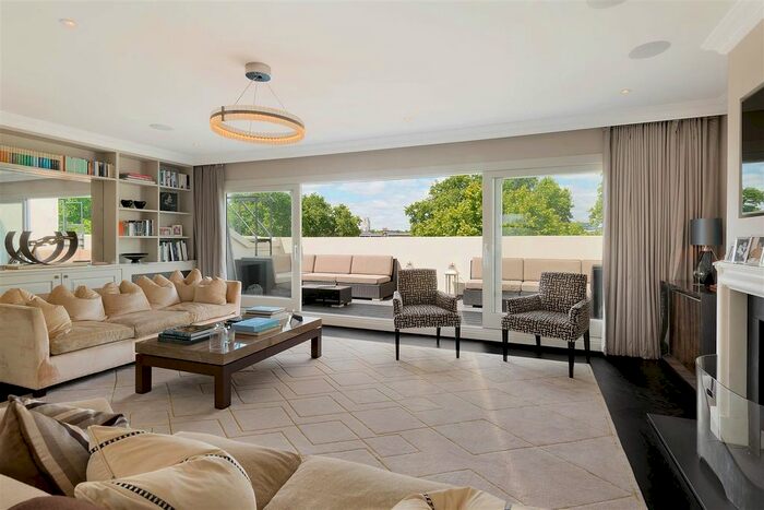 3 Bedroom Flat To Rent In Warwick Square, London, SW1V