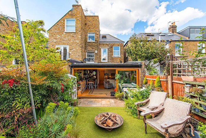 2 Bedroom Flat To Rent In Broomwood Road, Between The Commons, London, SW11