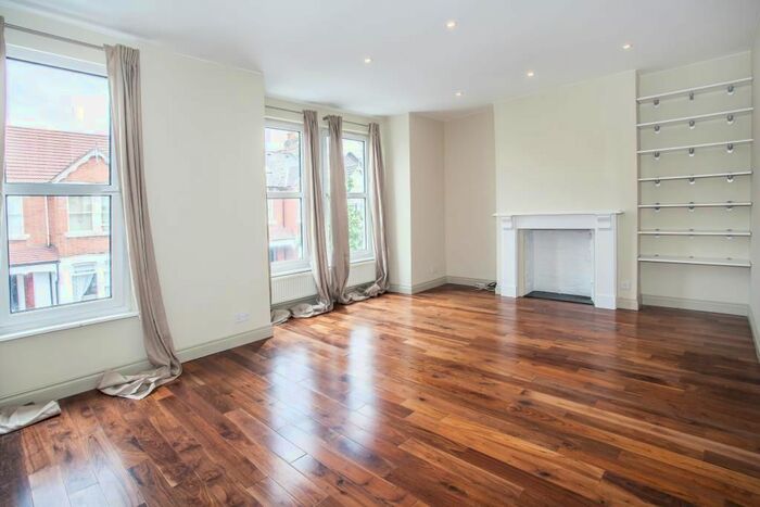 3 Bedroom Flat To Rent In Ormiston Grove, Shepherds Bush, London, W12