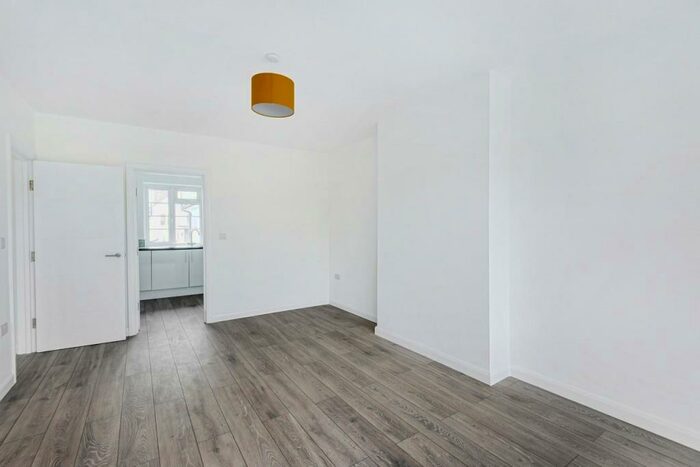 2 Bedroom Flat To Rent In Daws Lane, London, NW7