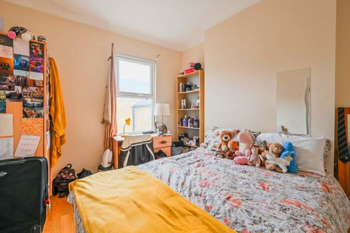 5 Bedroom Flat To Rent In Bow Common Lane, Mile End, London, E3